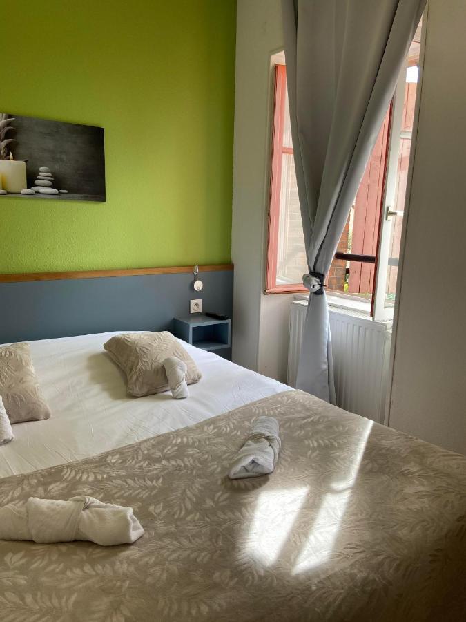 Hotel Du Cerf La Guerche-sur-l'Aubois Екстериор снимка