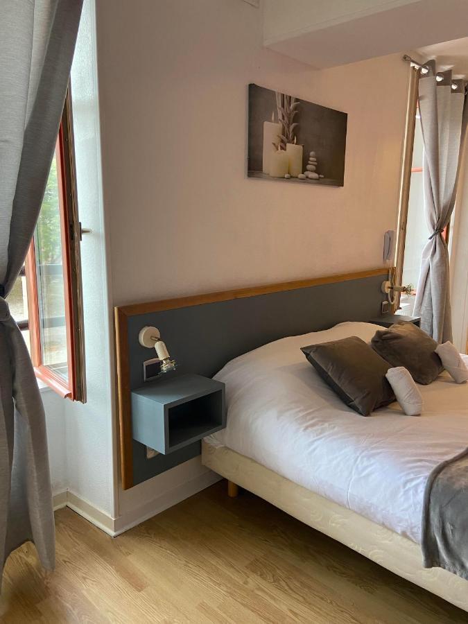 Hotel Du Cerf La Guerche-sur-l'Aubois Екстериор снимка