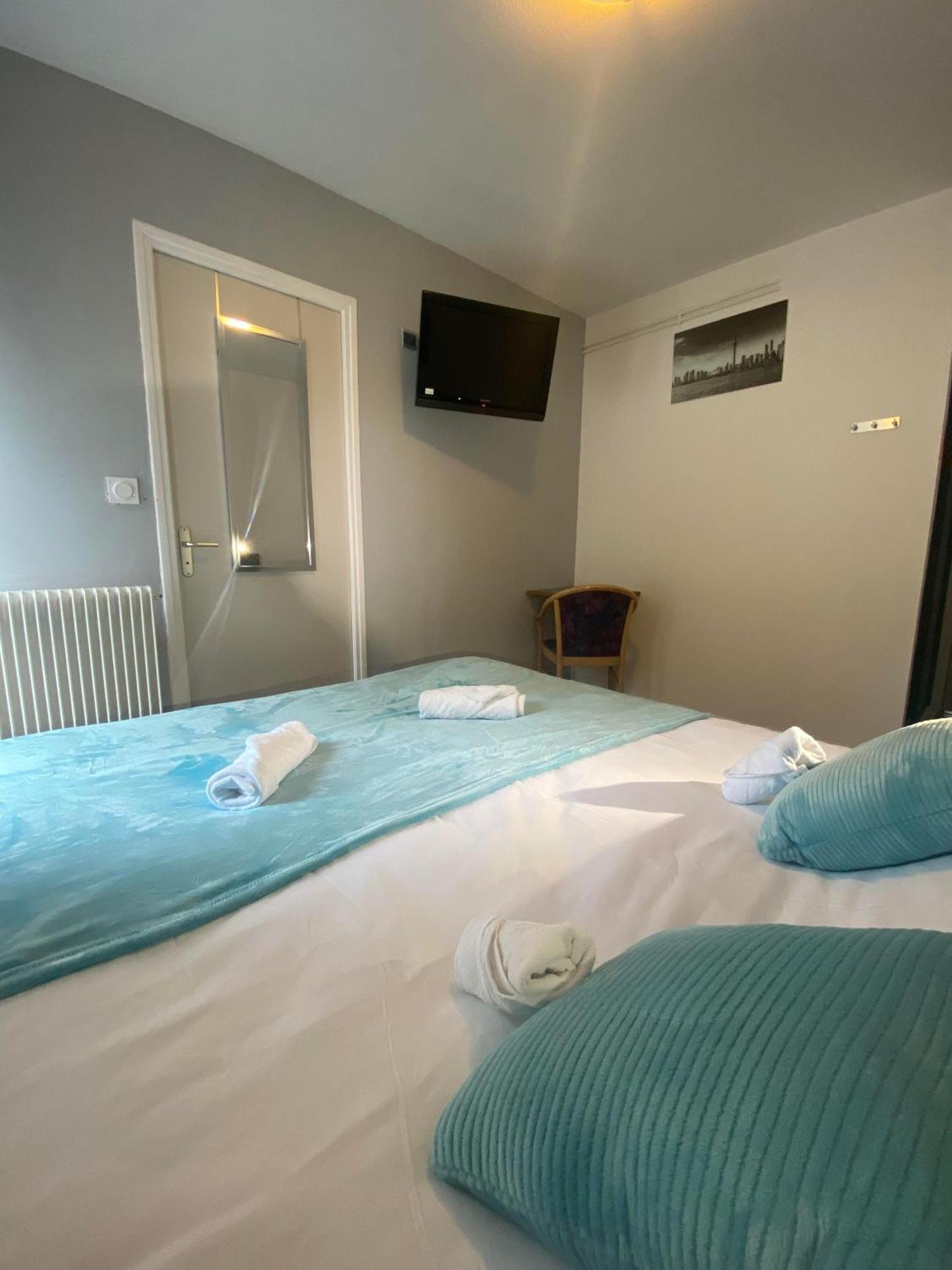 Hotel Du Cerf La Guerche-sur-l'Aubois Стая снимка
